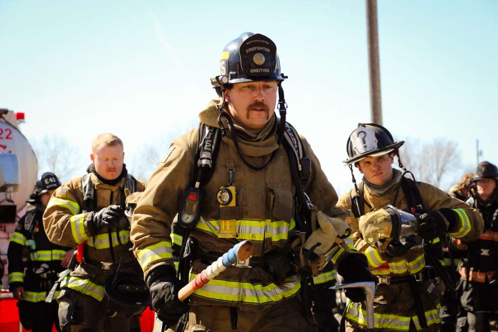 FireFighter Gnieting running to a fire.