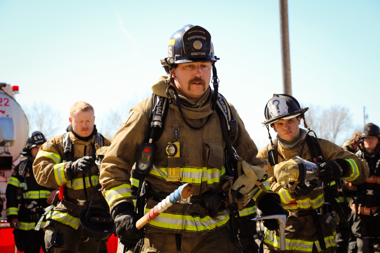 Firefighers running into action